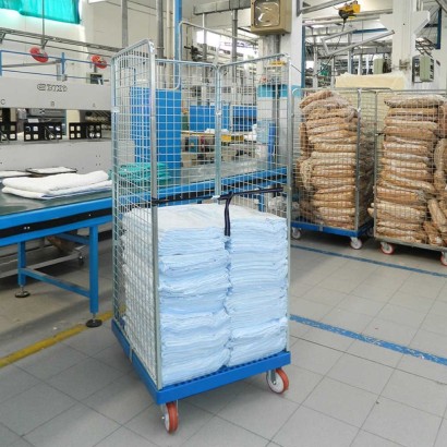 Roll container costruito con dimensioni unificate che permettono di essere caricati sui camion affiancati a gruppi di 3.